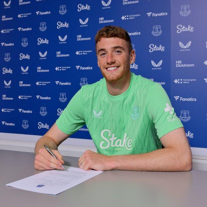 Everton sign goalkeeper Mark Travers on four-year deal
