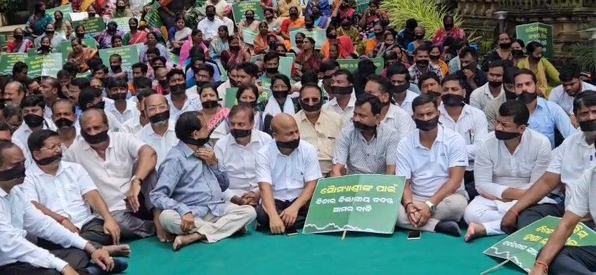 BJD holds silent protest, demands justice for FM College student