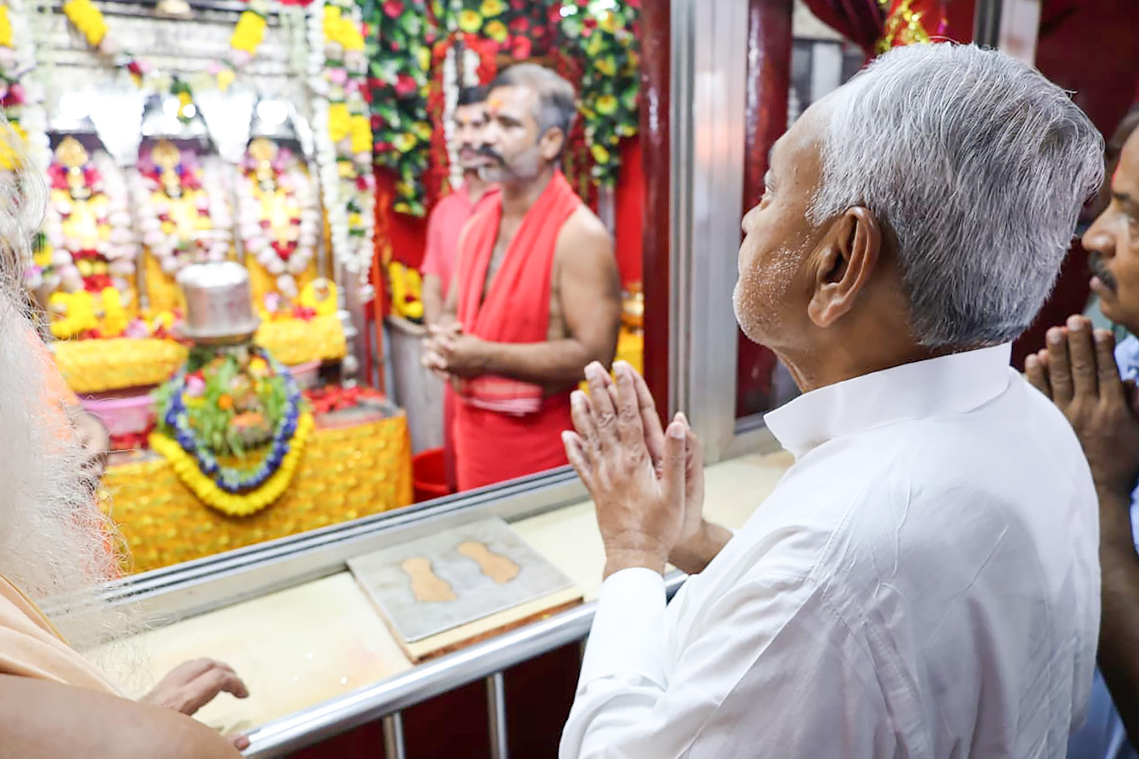 Nitish Kumar offers prayers at Patan Devi temple on Mahaashtami