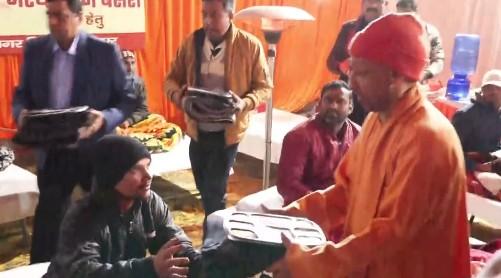 CM Yogi visits night shelters in Gorakhpur amid severe cold wave in UP