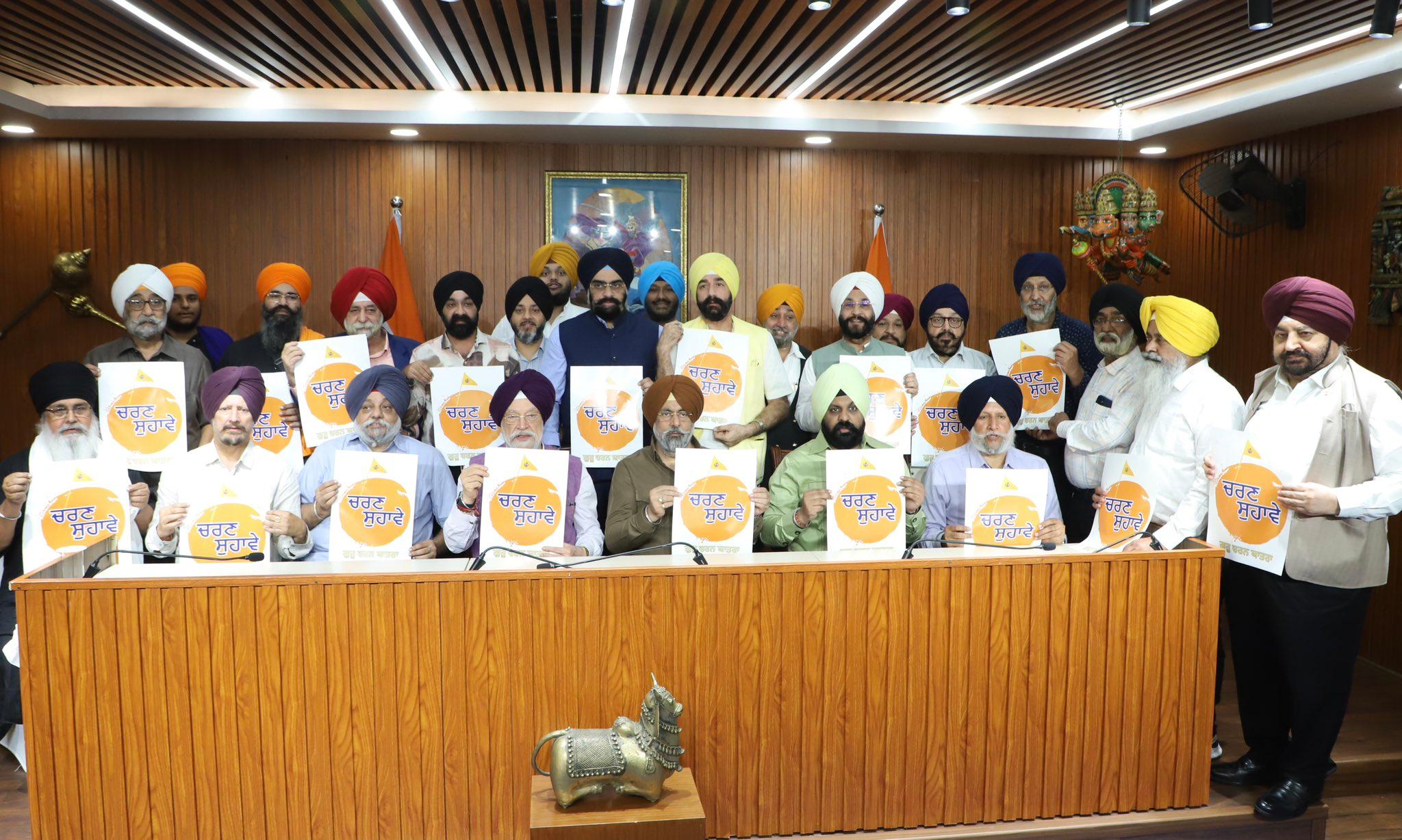 Hardeep Singh Puri's family presents Guru Gobind Singh Ji's 'Charan Suhawa' for historic yatra to Patna Sahib