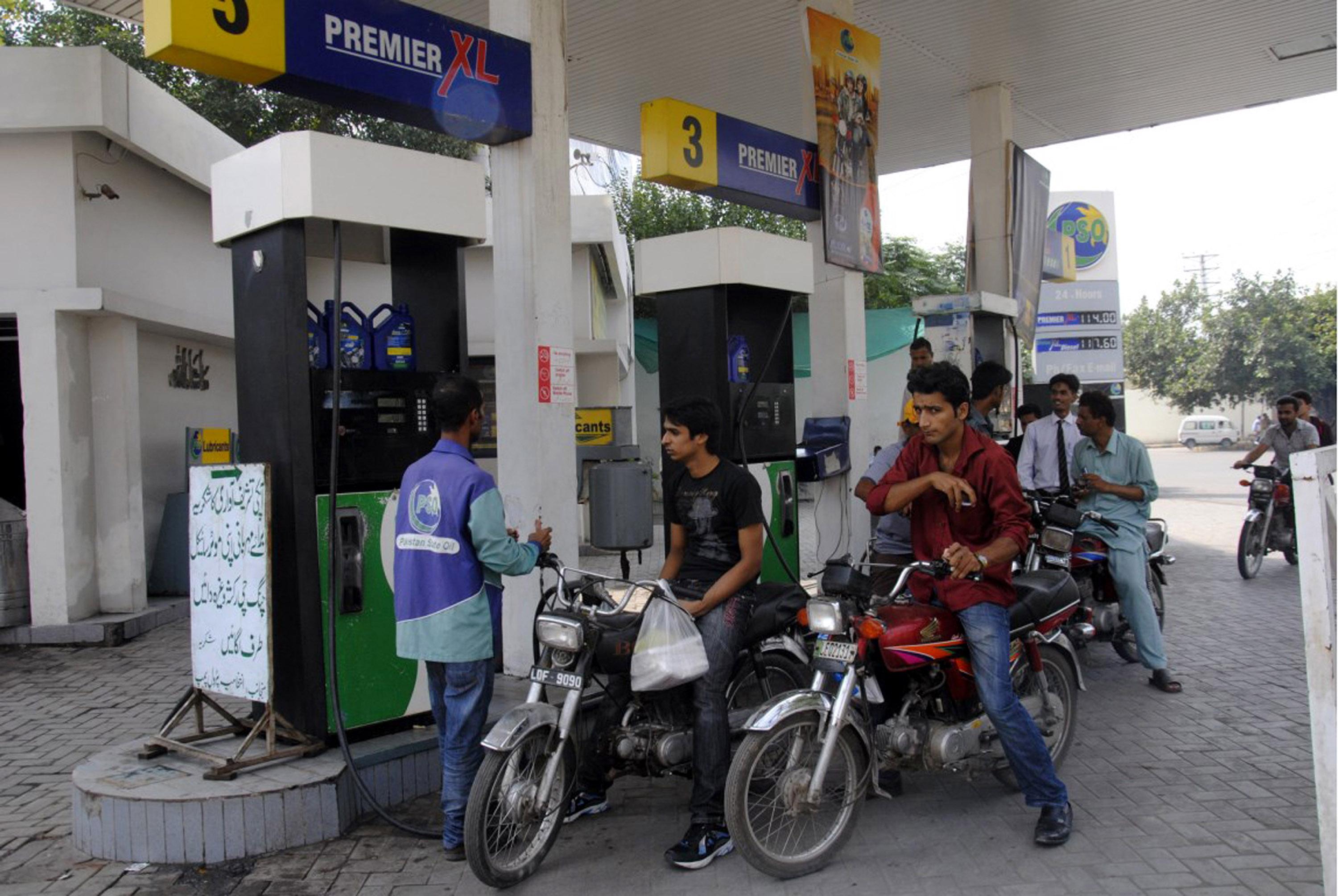 Pakistan: Dealers warn petrol pumps may shut within days if supply is not restored