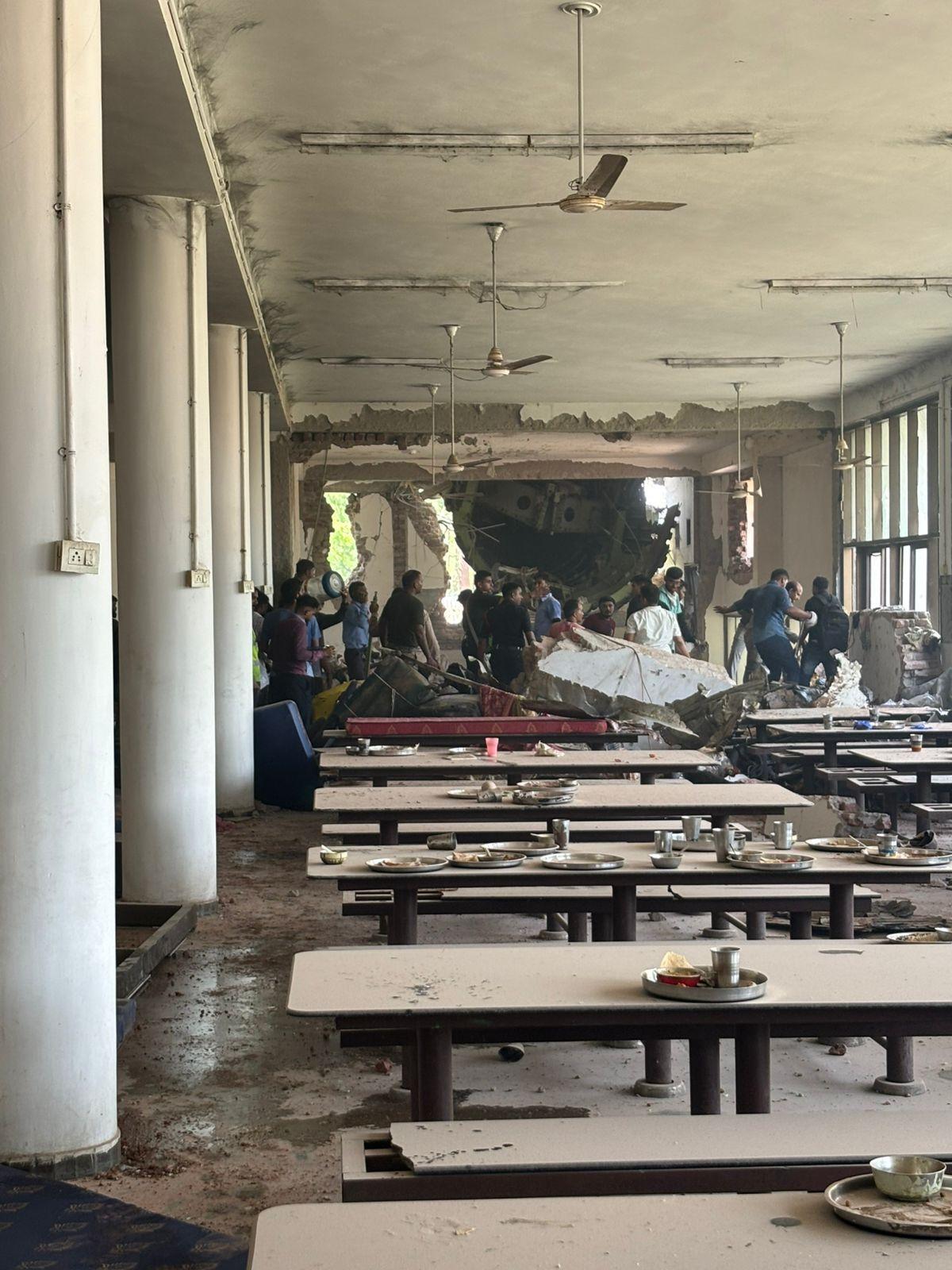 Air India plane crashes into intern doctors' hostel; robbery reported at rescue site