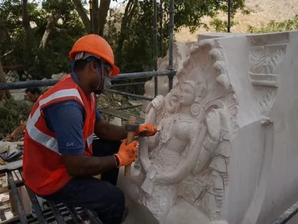 Pictures Of Statues Under Construction