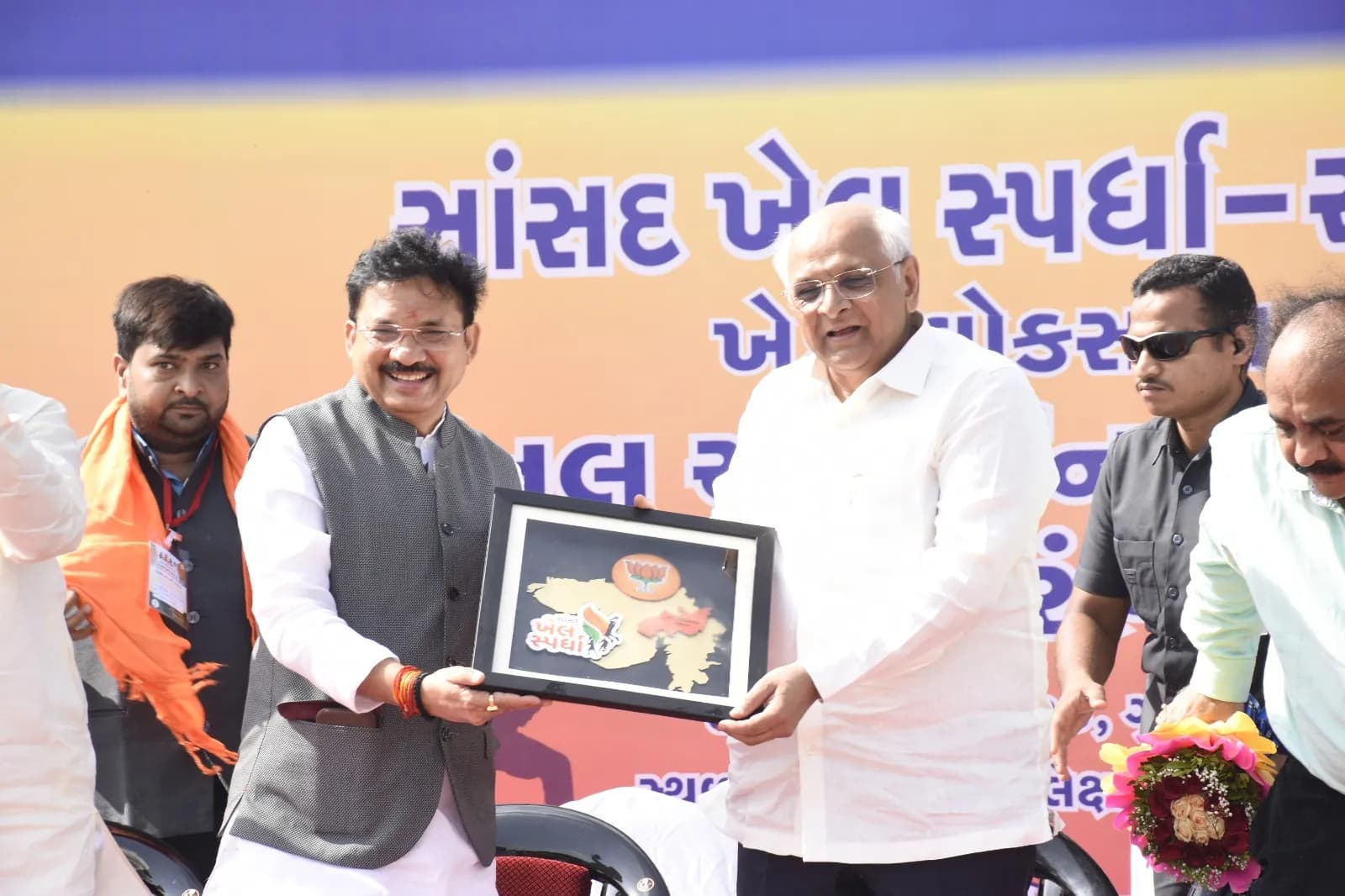 Gujarat CM Shri Bhupendra Patel and MoS Communications Shri Devusinh Chauhan award prizes 