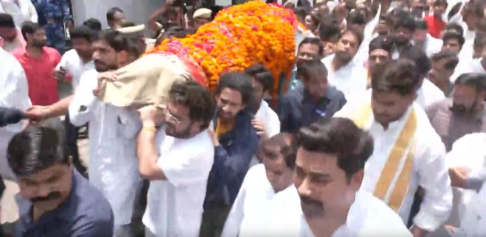 Prateek Yadav's father-in-law lights funeral pyre, Akhilesh bids final farewell