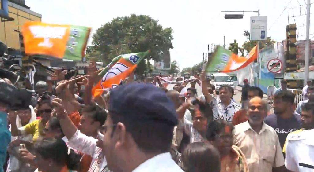 ‘Jai Shri Ram’ slogans outside Mamata’s residence in Kolkata, as trends show BJP lead over TMC