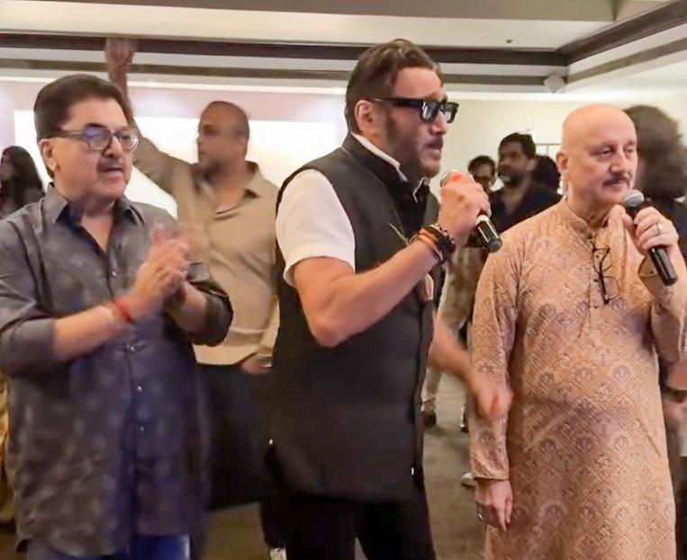 Rupali Ganguly, Jackie Shroff sing ‘Itna Na Mujhse Tu Pyaar Badha’ at Anupam Kher’s mother’s birthday celebration