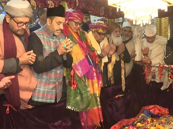 Union Minister Kiren Rijiju offers chadar at Nizamuddin Dargah
