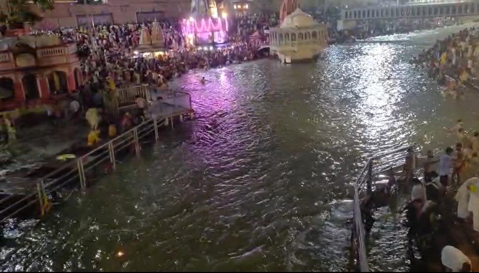Massive surge of faith in Haridwar on Somvati Amavasya; devotees throng Ganga ghats