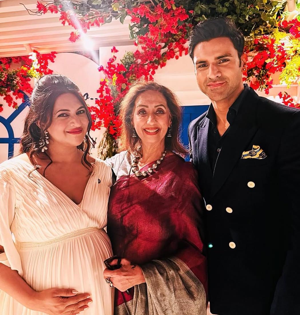 Mommy-to-be Divyanka Tripathi excitedly tells reel 'Amma' Neena Kulkarni: I Am Becoming an Amma!