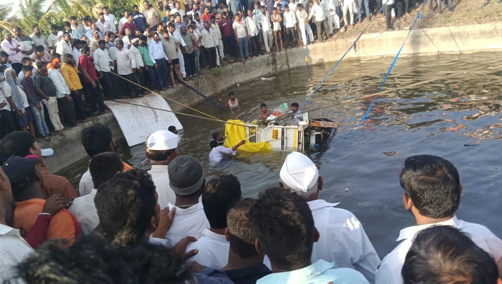 8 killed as van falls into roadside well in Maharashtra's Solapur