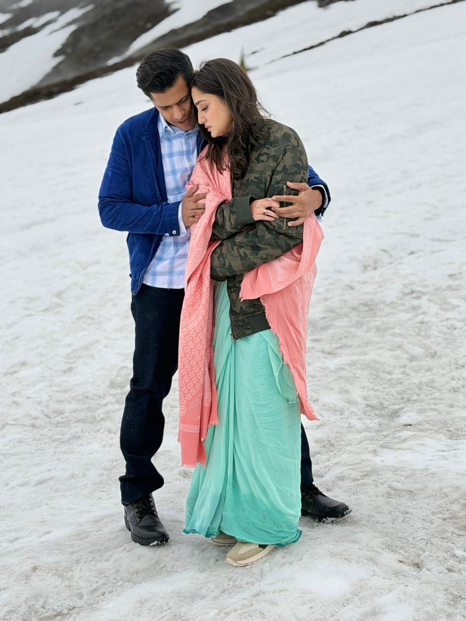‘Parshuram’ fame Shambhavi Singh shoots in a chiffon saree amidst snow in Manali, expresses excitement