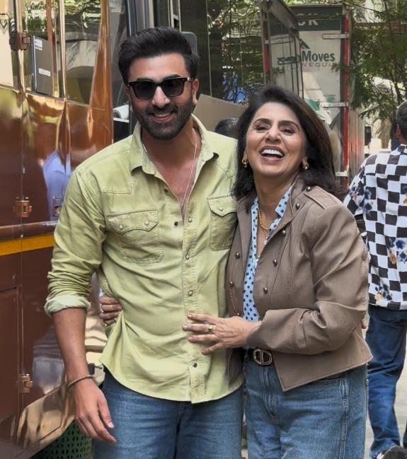 Ranbir Kapoor recreates the 'Senti' hook step with mom Neetu Kapoor during an impromptu dance