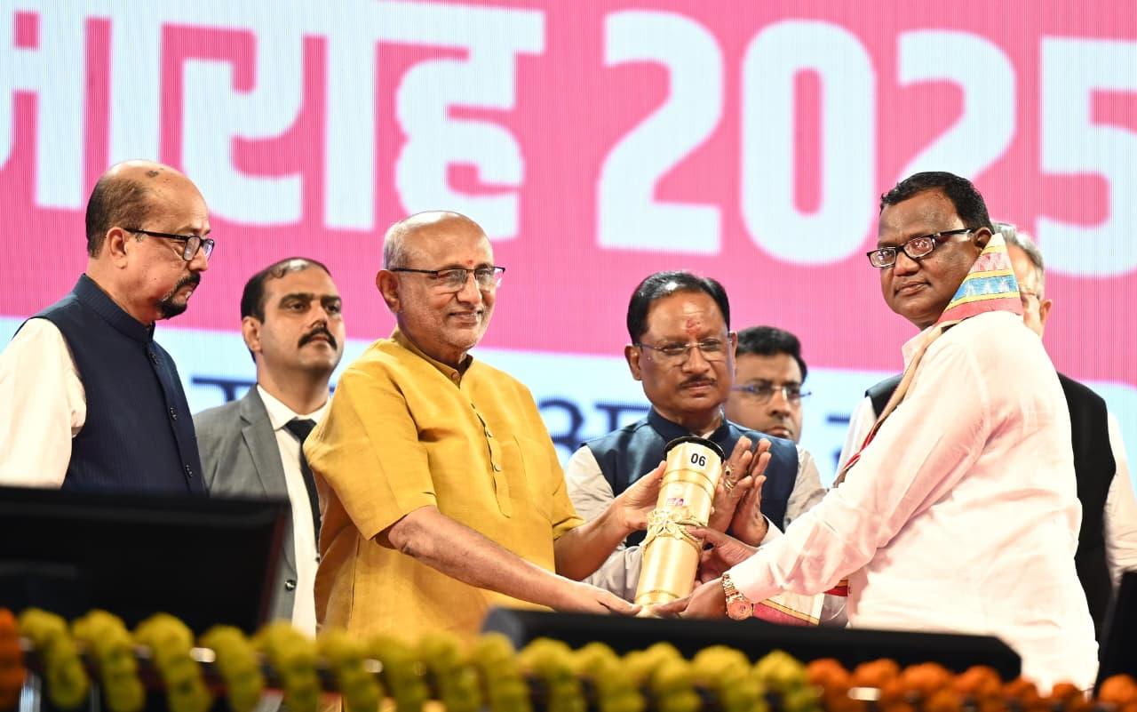 Vice President Radhakrishnan honours Chhattisgarh’s finest at Rajyotsav ceremony