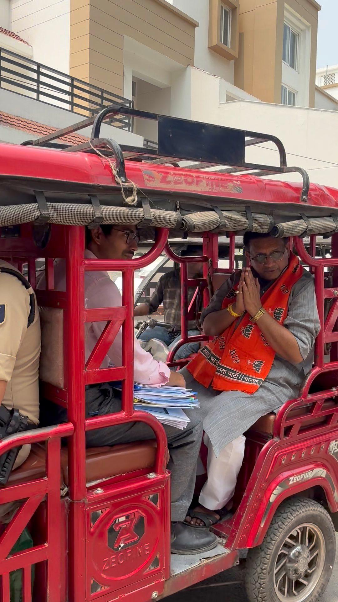 Bihar Minister Shailendra uses e‑rickshaw to office, backs PM's fuel conservation appeal