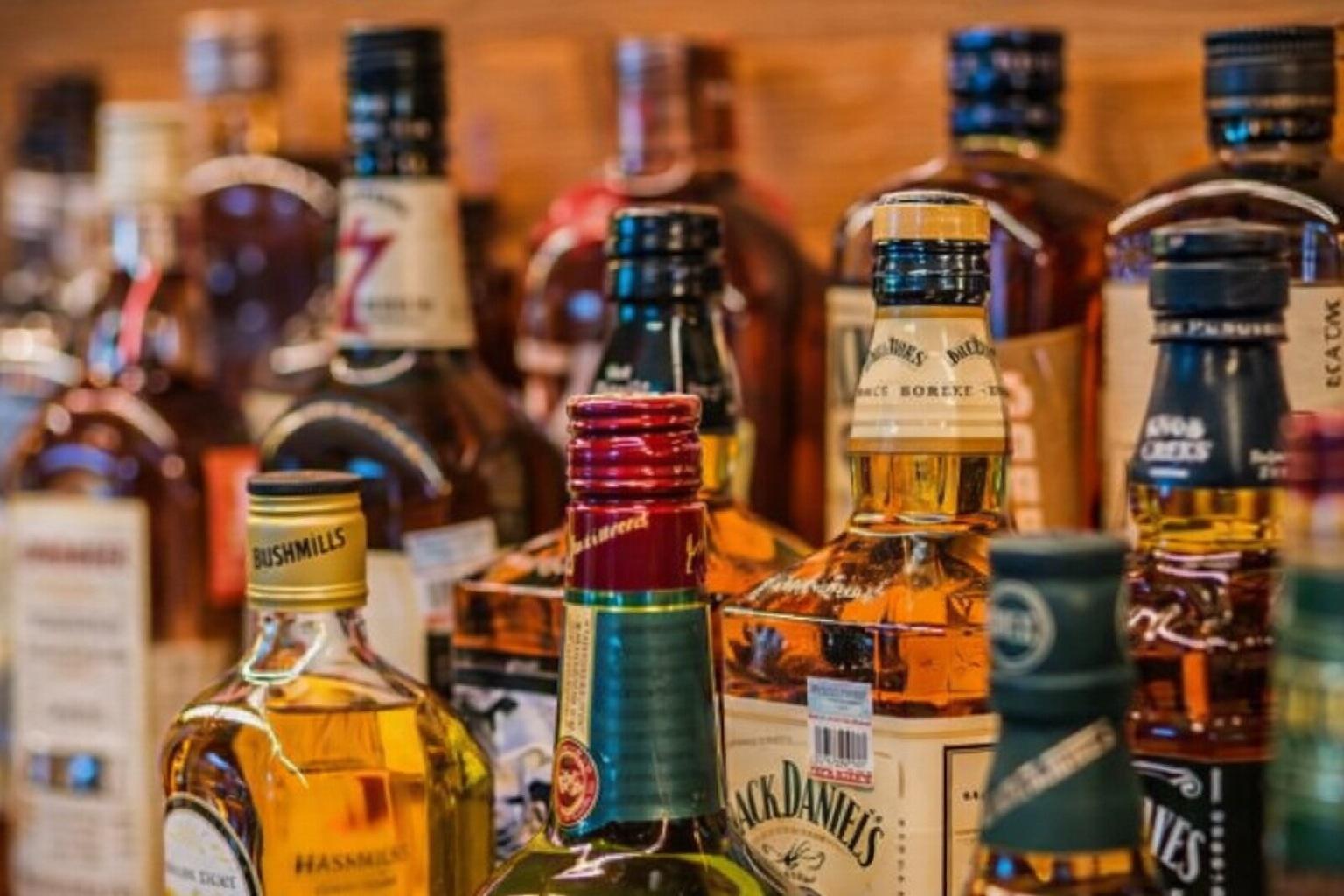 Delhi Police dismantle interstate illicit liquor racket; one arrested