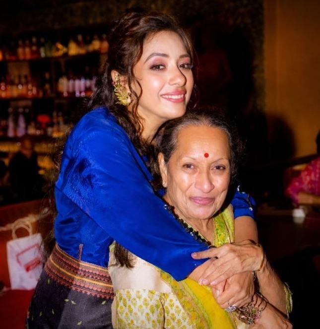 Rupali Ganguly's mother 'steals the spotlight' as she grooves on 'Shararat' from 'Dhurandhar'