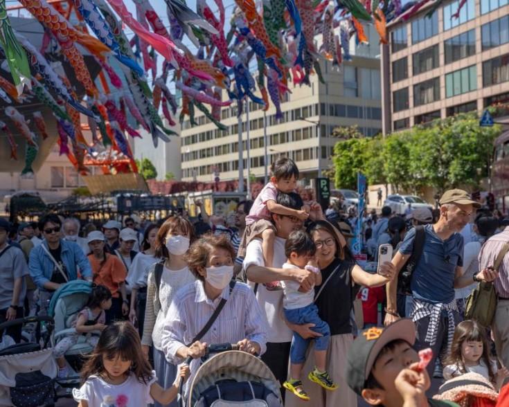Japan's child population hits new low, down for 45th straight year